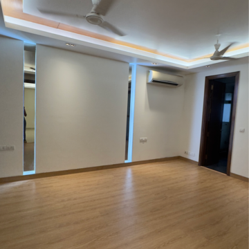 Room in 3 BHK Builder Floor at Defence Colony – for Rent