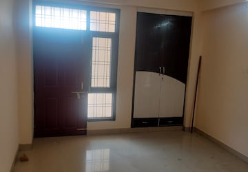 Room in 3 BHK Apartment at Surya Lake View Apartment, Gomti Nagar – for Rent