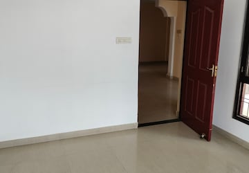 Room in 3 BHK Apartment at Surya Lake View Apartment, Gomti Nagar – for Rent
