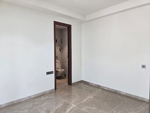 Room in 2 BHK Apartment at Bandra West – for Rent