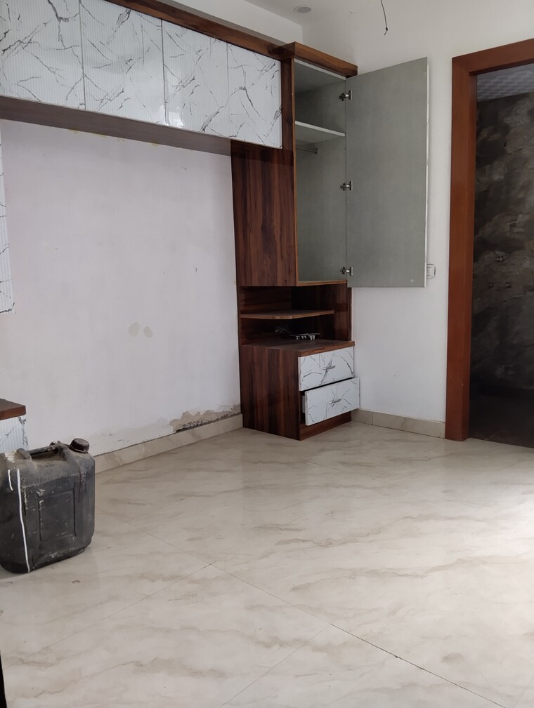 Room, sector 73 3 Bedroom 1500 Sq.Ft. Builder Floor In Sector 73 Noida 9262284