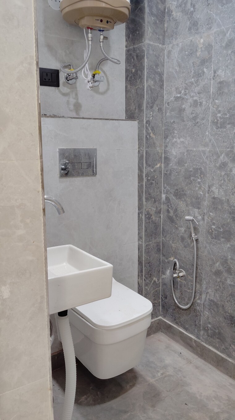 Bathroom, okhla industrial estate phase 2 2 Bedroom 75 Sq.Yd. Builder Floor In Okhla Industrial Estate Phase 2 Delhi 9262287