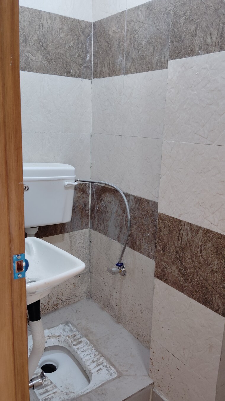 Bathroom, okhla industrial estate phase 2 2 Bedroom 75 Sq.Yd. Builder Floor In Okhla Industrial Estate Phase 2 Delhi 9262287