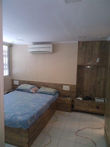 Bedroom in 1 BHK Apartment at Peddar Road – for Rent