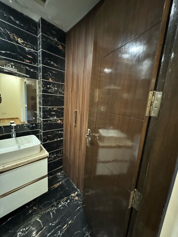 Bathroom in 3 BHK Builder Floor at DLF City Gurgaon, Sector 27 – for Rent