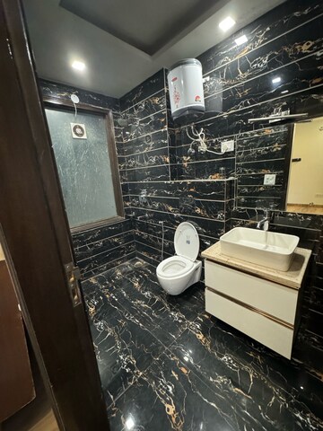Bathroom in 3 BHK Builder Floor at DLF City Gurgaon, Sector 27 – for Rent