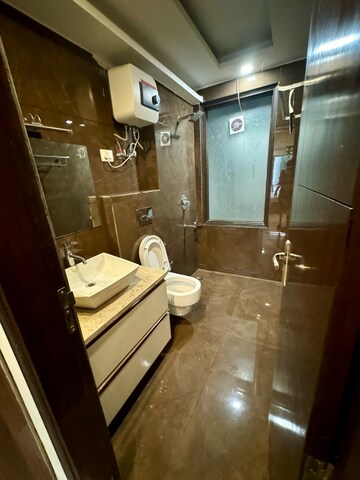 Bathroom in 3 BHK Builder Floor at DLF City Gurgaon, Sector 27 – for Rent