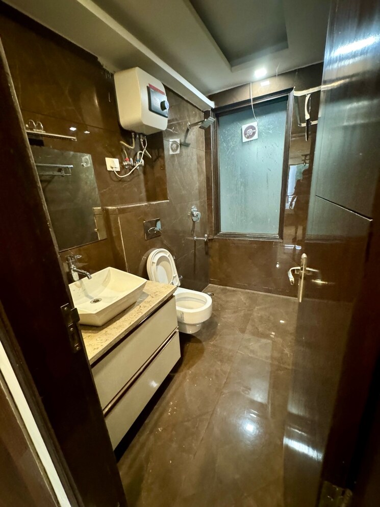 Bathroom, dlf-city-gurgaon 3 Bedroom 275 Sq.Yd. Builder Floor In Sector 27 Gurgaon 9262306