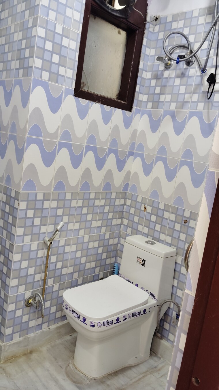 Bathroom, okhla industrial estate phase 2 2 Bedroom 75 Sq.Yd. Builder Floor In Okhla Industrial Estate Phase 2 Delhi 9262329
