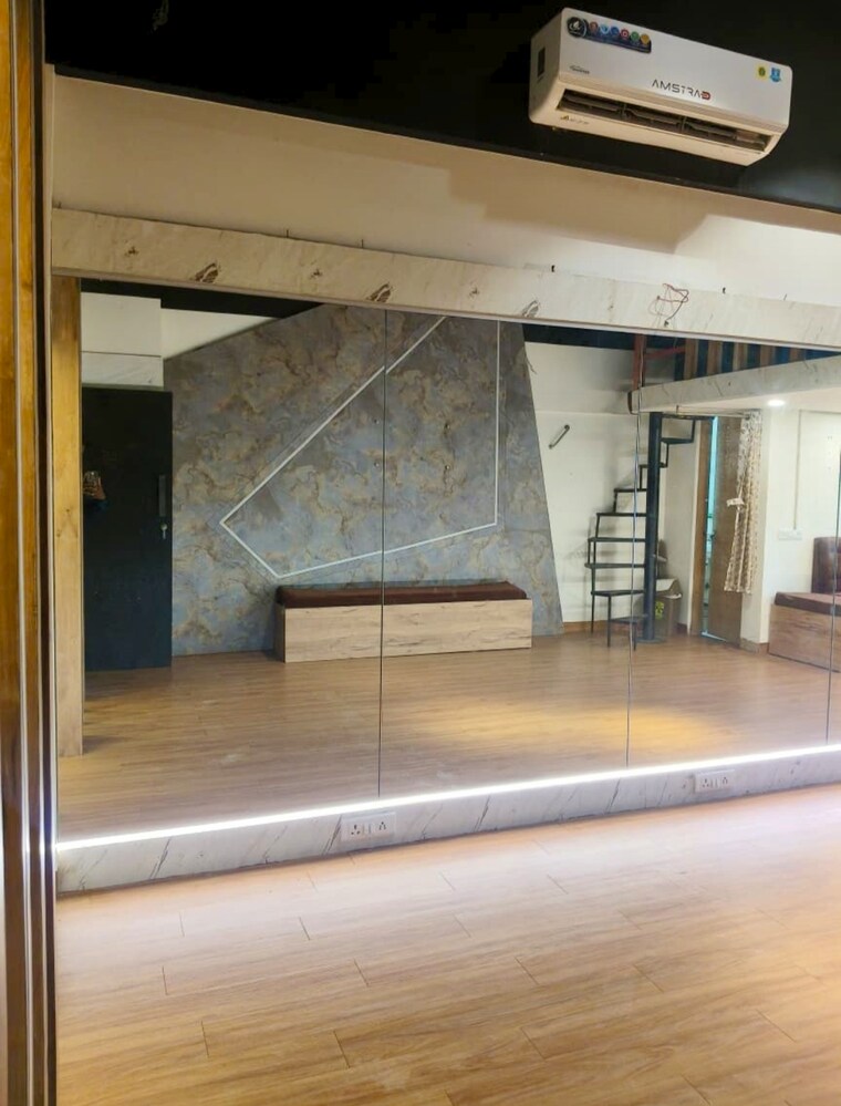 Room, malad west Commercial Office Space 400 Sq.Ft. In Malad West Mumbai 9262384