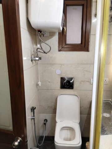 Attached Bathroom in 2.5 BHK Apartment at Mayur Vihar – for Rent