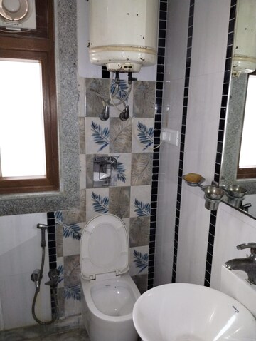 Attached Bathroom in 2.5 BHK Apartment at Mayur Vihar – for Rent