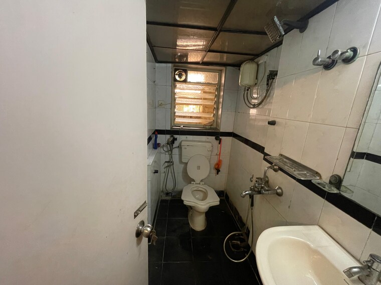 Attached Bathroom, hdil-dheeraj-residency 3 Bedroom 1300 Sq.Ft. Apartment In Goregaon West Mumbai 9262528