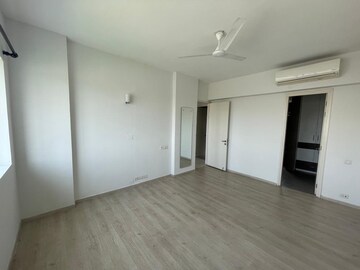 Room in 3 BHK Apartment at Ireo Skyon, Sector 60 – for Rent
