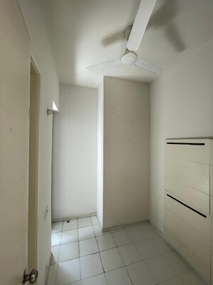 Room in 3 BHK Apartment at Ireo Skyon, Sector 60 – for Rent