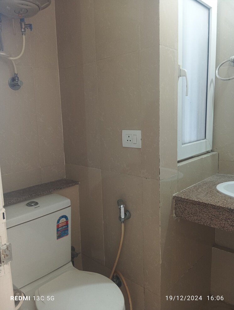 Bathroom, emaar-emerald-estate 2.5 Bedroom 1200 Sq.Ft. Apartment In Sector 65 Gurgaon 9262896