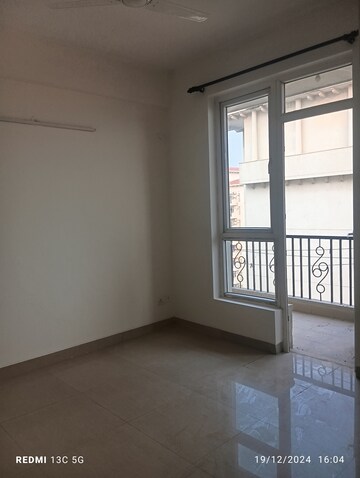 Room in 2.5 BHK Apartment at Emaar Emerald Estate, Sector 65 – for Rent