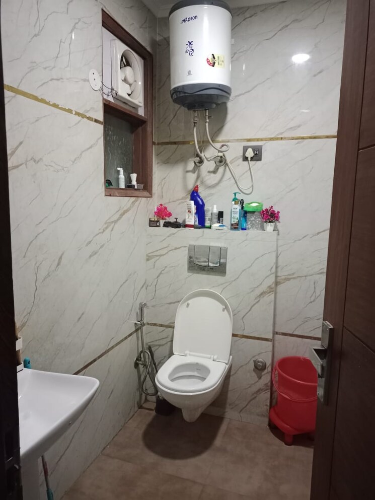 Bathroom, saket 3 Bedroom 1000 Sq.Ft. Independent House In Saket Delhi 9262904