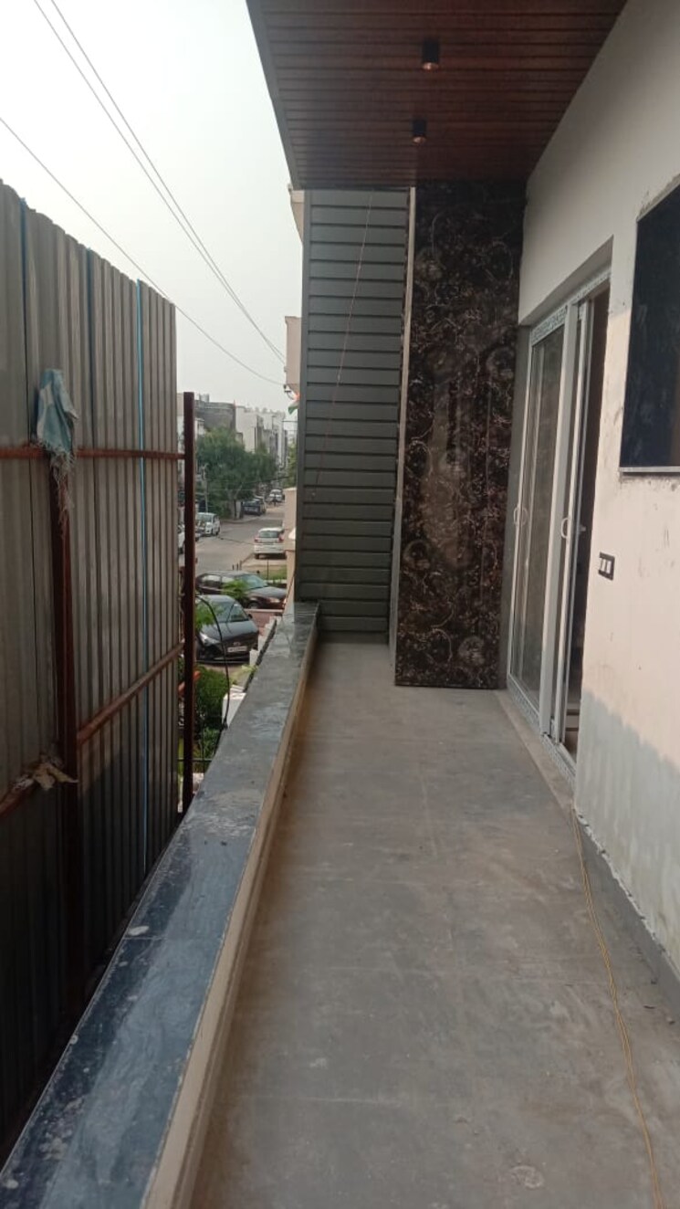 Balcony, nehru nagar ii 3 Bedroom 200 Sq.Yd. Builder Floor In Nehru Nagar ii Ghaziabad 9263204