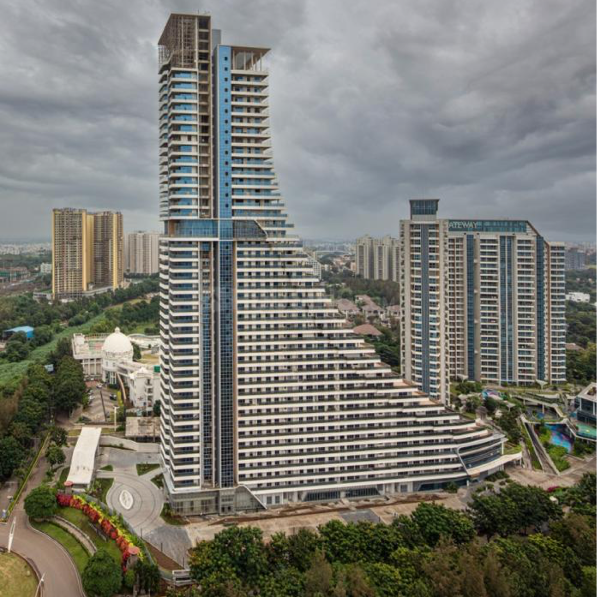 2.5 BHK + Servant Room 1100 Sq.Ft. Apartment in Amanora Gateway Towers