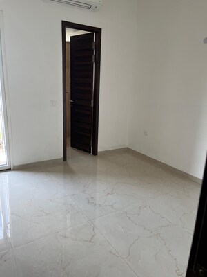 Room in 3 BHK Builder Floor at Smart World Orchard, Sector 61 – for Rent