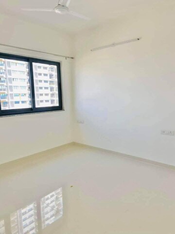 Room in 1.5 BHK Apartment at Amanora Gold Towers, Hadapsar – for Sale