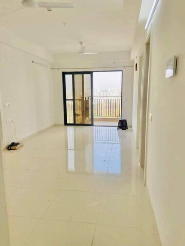Room in 1.5 BHK Apartment at Amanora Gold Towers, Hadapsar – for Sale