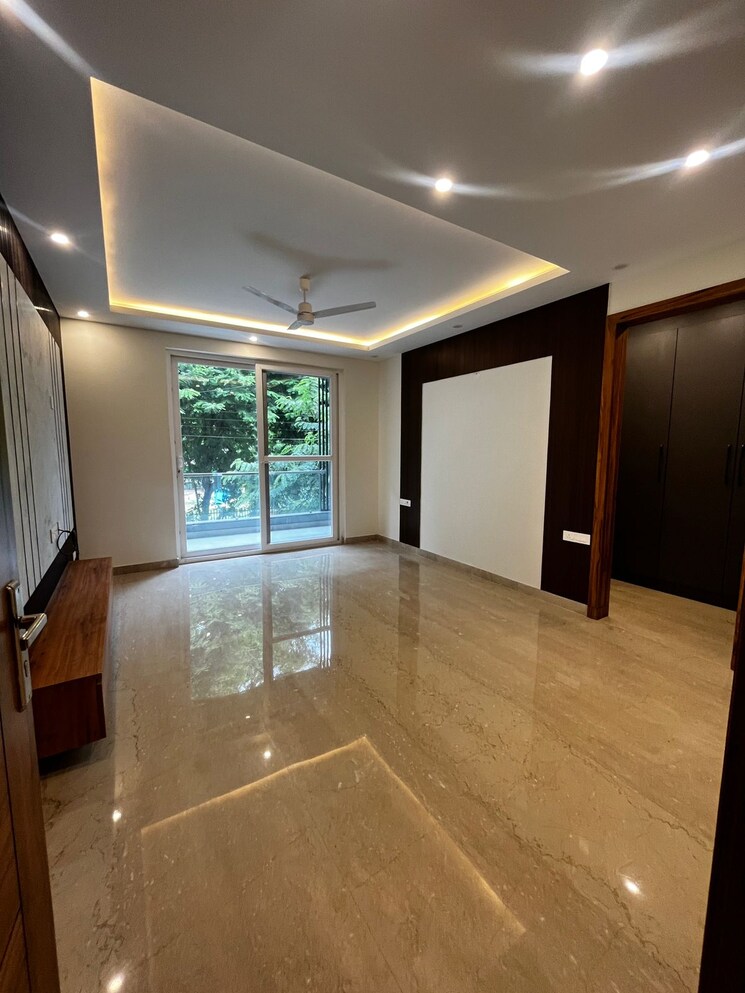 Room, sector 56 4 Bedroom 400 Sq.Ft. Builder Floor In Sector 56 Gurgaon 9263529