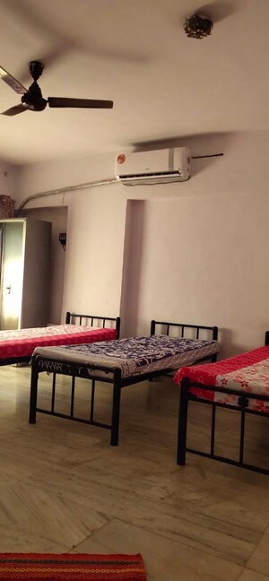 Room in 3 BHK Apartment at Malad West – for Sale