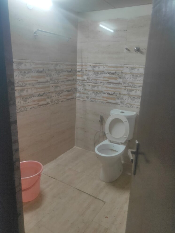 Bathroom, mahagun-mezzaria 3 Bedroom 2500 Sq.Ft. Apartment In Sector 78 Noida 9263569
