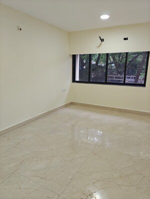 Room in 3 BHK Apartment at Bandra West – for Rent