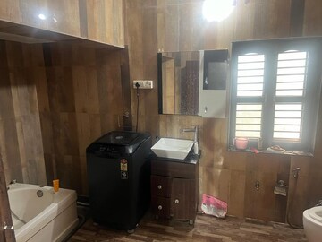 Attached Bathroom in 3 BHK Builder Floor at Ansal Plaza Sector-23, Sector 23 – for Rent
