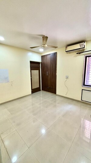 Room in 3 BHK Apartment at Sector 6 Dwarka – for Rent