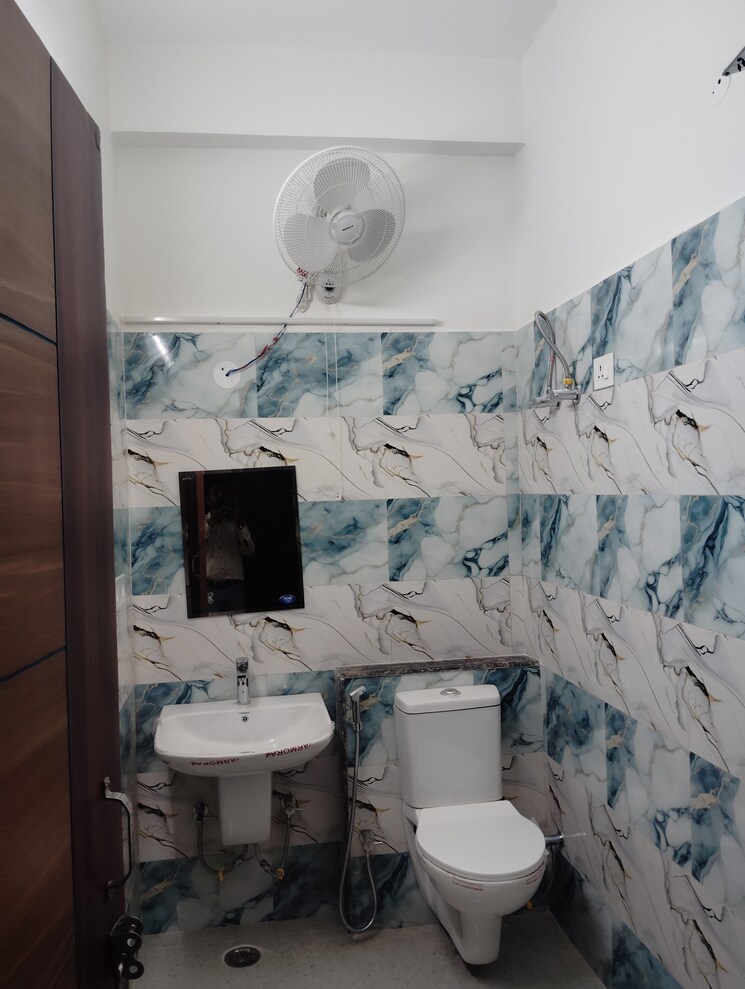 Attached Bathroom, sector 49 1 RK 450 Sq.Ft. Independent House In Sector 49 Noida 9263696