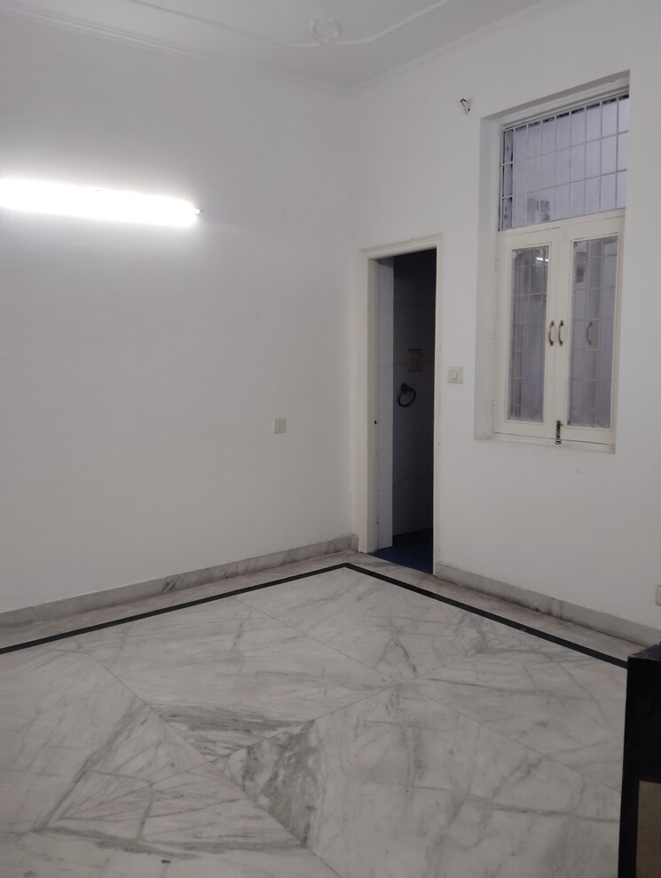 Room, sector 49 1 RK 450 Sq.Ft. Independent House In Sector 49 Noida 9263696