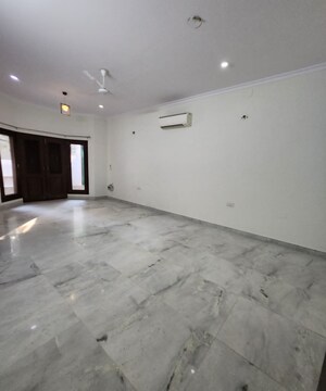 Room in 6 BHK Villa at Sainik Farm – for Rent