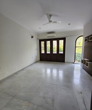 Room in 6 BHK Villa at Sainik Farm – for Rent