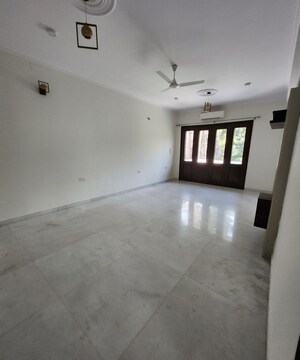 Room in 6 BHK Villa at Sainik Farm – for Rent