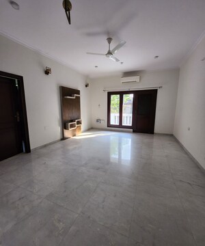 Room in 6 BHK Villa at Sainik Farm – for Rent
