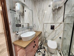 Attached Bathroom in 4 BHK Builder Floor at DLF Imperial Residences, Dlf Phase I – for Rent