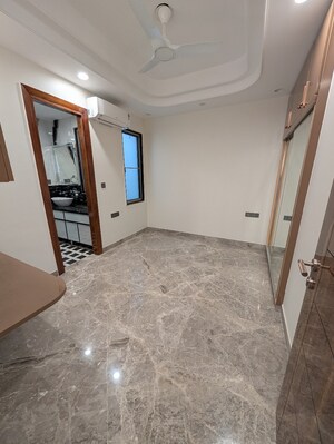 Room in 4 BHK Builder Floor at DLF Imperial Residences, Dlf Phase I – for Rent