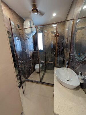 Attached Bathroom in 4 BHK Builder Floor at DLF Imperial Residences, Dlf Phase I – for Rent