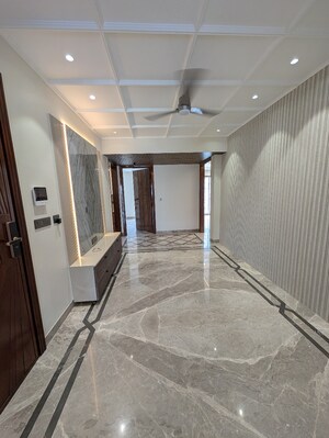 Building Lobby in 4 BHK Builder Floor at DLF Imperial Residences, Dlf Phase I – for Rent