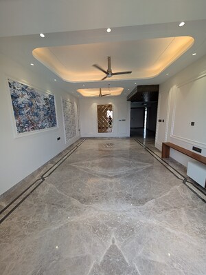 Room in 4 BHK Builder Floor at DLF Imperial Residences, Dlf Phase I – for Rent