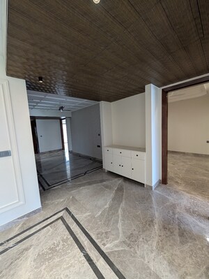 Room in 4 BHK Builder Floor at DLF Atria, Dlf Phase ii – for Sale