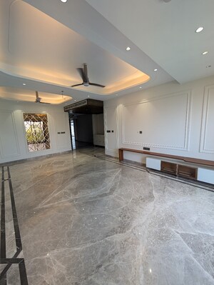 Room in 4 BHK Builder Floor at DLF Atria, Dlf Phase ii – for Sale