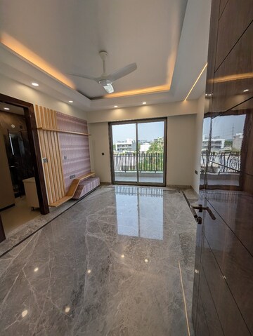 Room in 4 BHK Builder Floor at DLF Atria, Dlf Phase ii – for Sale