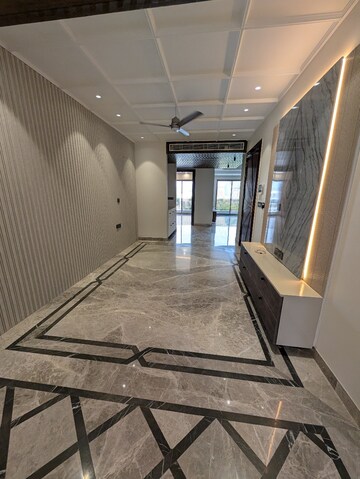 Building Lobby in 4 BHK Builder Floor at DLF Atria, Dlf Phase ii – for Sale