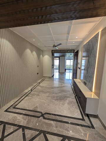 Building Lobby in 4 BHK Builder Floor at DLF Atria, Dlf Phase ii – for Sale