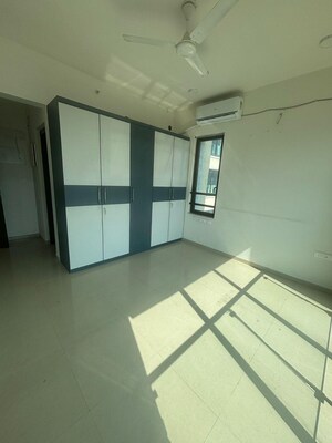 Room in 4 BHK Apartment at Sumer Trinity Towers, Prabhadevi – for Rent